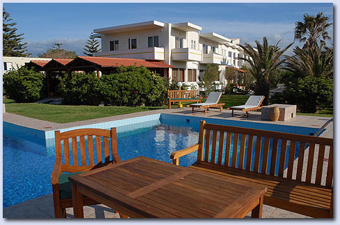 Blick vom Pool/Garten auf das Hotel Arion